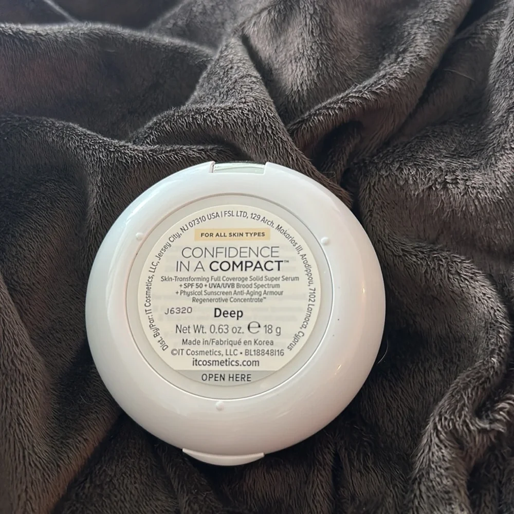 NWOT IT Cosmetics Confidence In A Compact Full Coverage SPF 50 Shade “Deep”